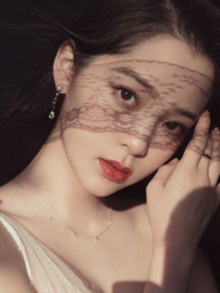 先来看一眼欧阳娜娜虐人的侧面吧,与宁静同框,宁静属于轮廓鲜明的精致