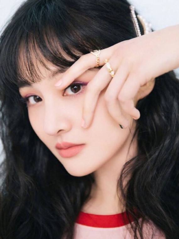 7515近日,郑爽一身字母粉色印花短袖搭配波浪卷发,精_圈子-新氧