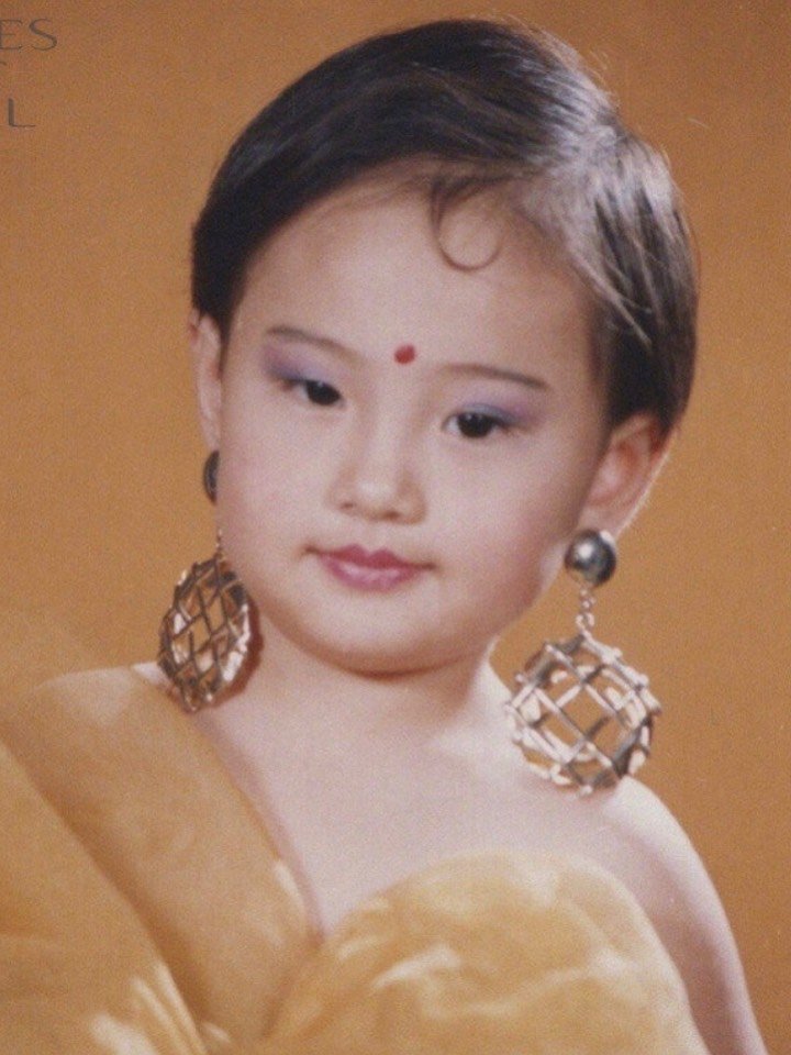 怎么样也认不出这个小圆脸带着双下巴的小姑娘是郑爽小时候的样子