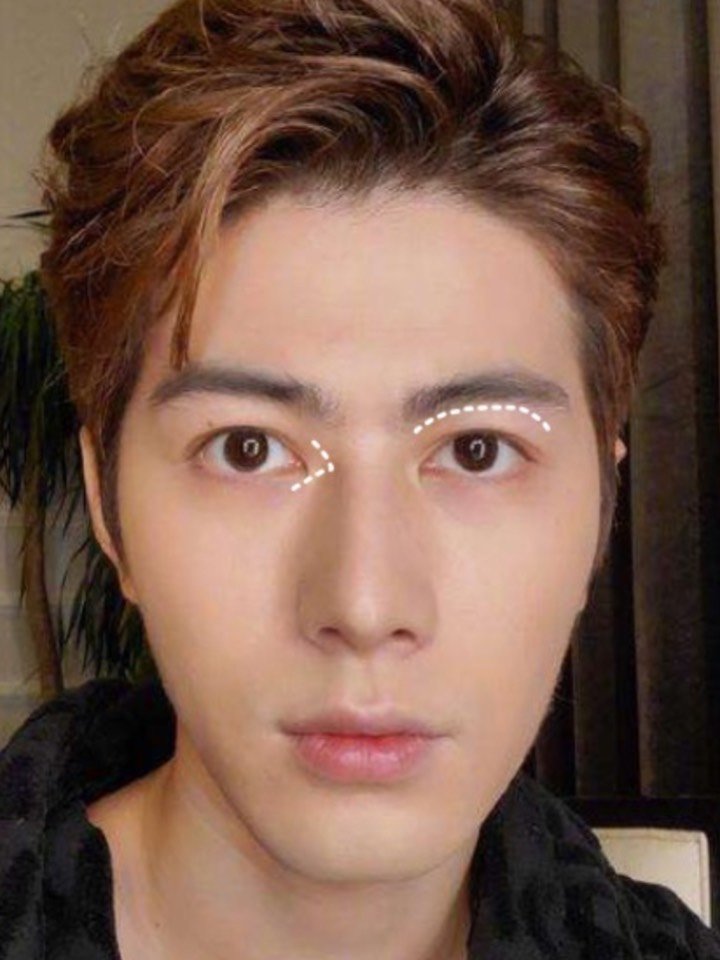 女生里我们说鞠婧祎是整形医生赏饭吃的脸,男生里我觉得陈学冬应该有