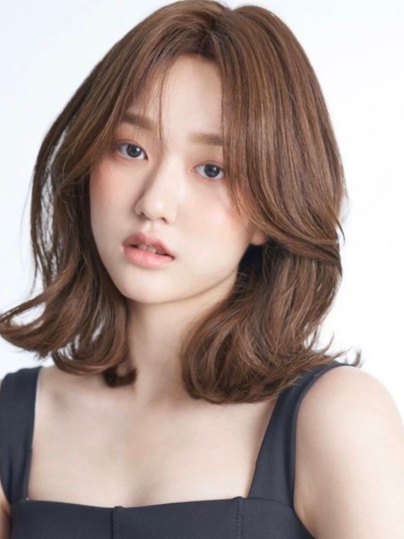 96发尾内扣7415就是我们常见的c字大卷,算是中长发造_圈子-新氧