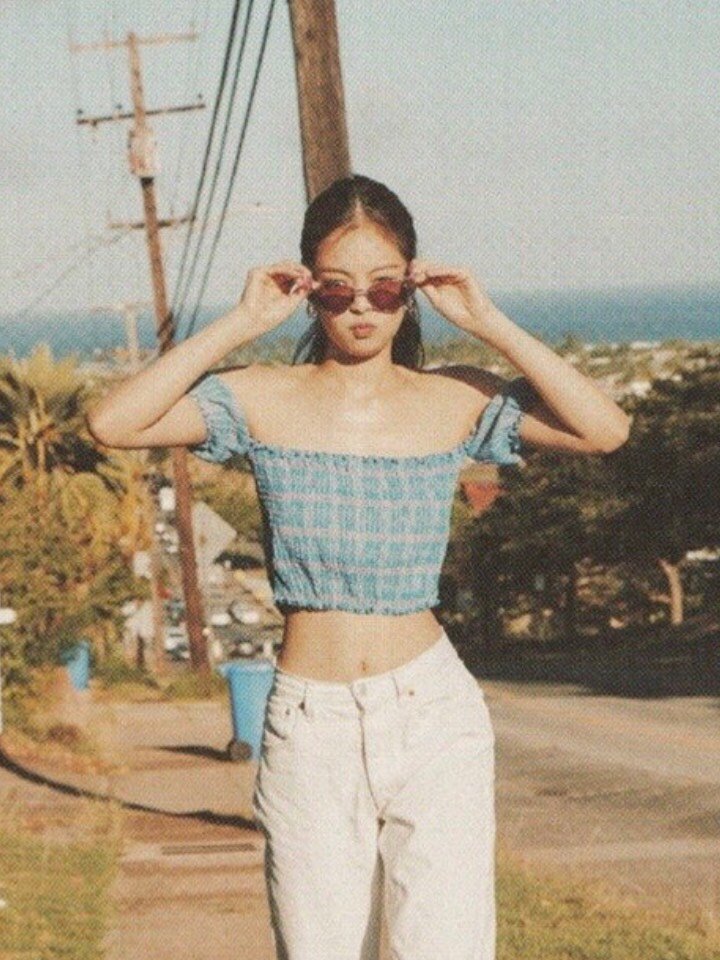 看到jennie这组夏威夷写真我的视线完全被她的名品直角肩吸引过去