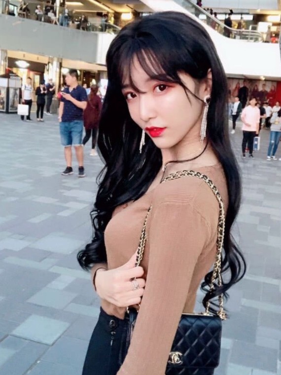 在众多的女装大佬中,有一位被称为国服第1直男扳手的存在,他就是艾比