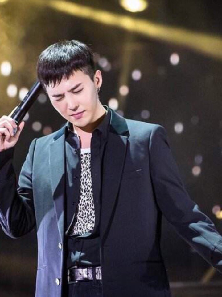 权志龙回归,微博朋友圈都传疯了,万千少女的心再次沸腾阔别了两年