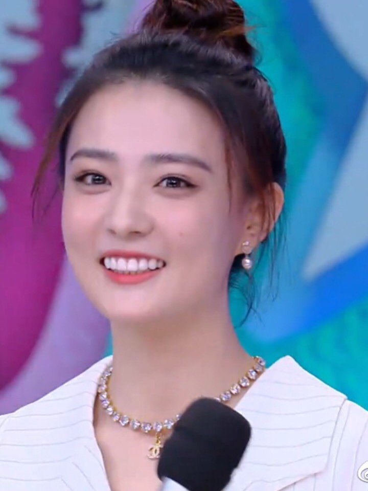 所以徐璐年纪轻轻就开始肉下垂了!