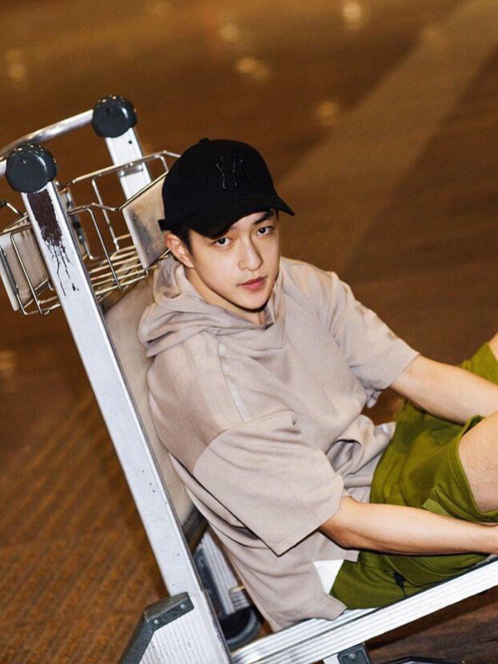 单凭的脸来说,也不能算什么绝世大帅哥吧,他属于狼系长相.