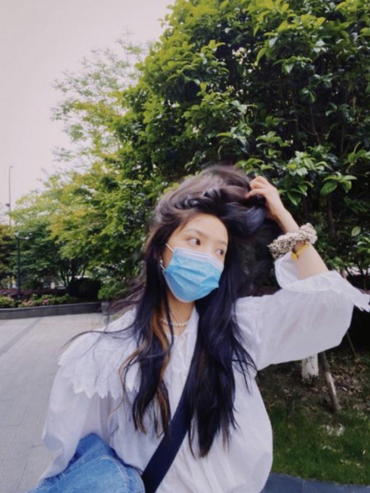 章若楠穿搭|校园女神 穿白衬衫 笑起来也太美了