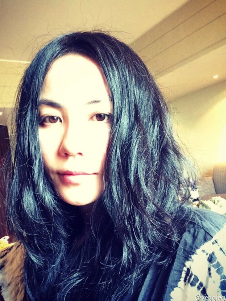 王菲早期照片,鼻梁低塌,鼻头肥大比较明显,但对于那个时代的歌手来说