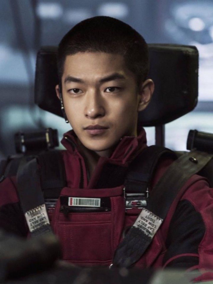 渣男是一波未平一波又起,屈楚萧的屈线救罗也是"硬汉"操作了.