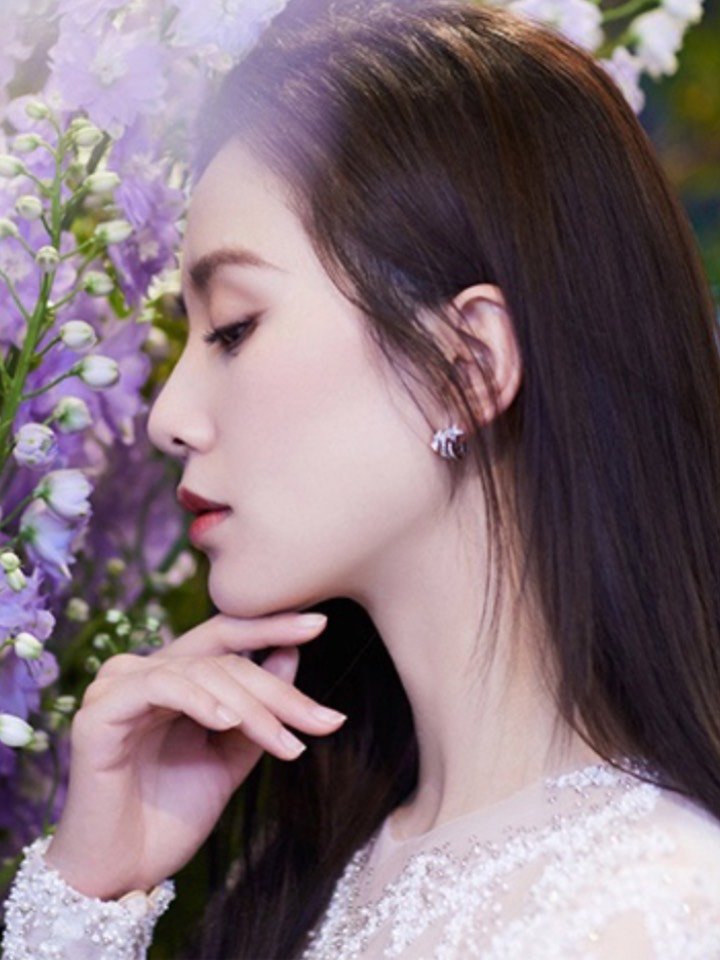 一张好看的侧脸,离不开鼻子,下巴和嘴唇带来的整体协调感.