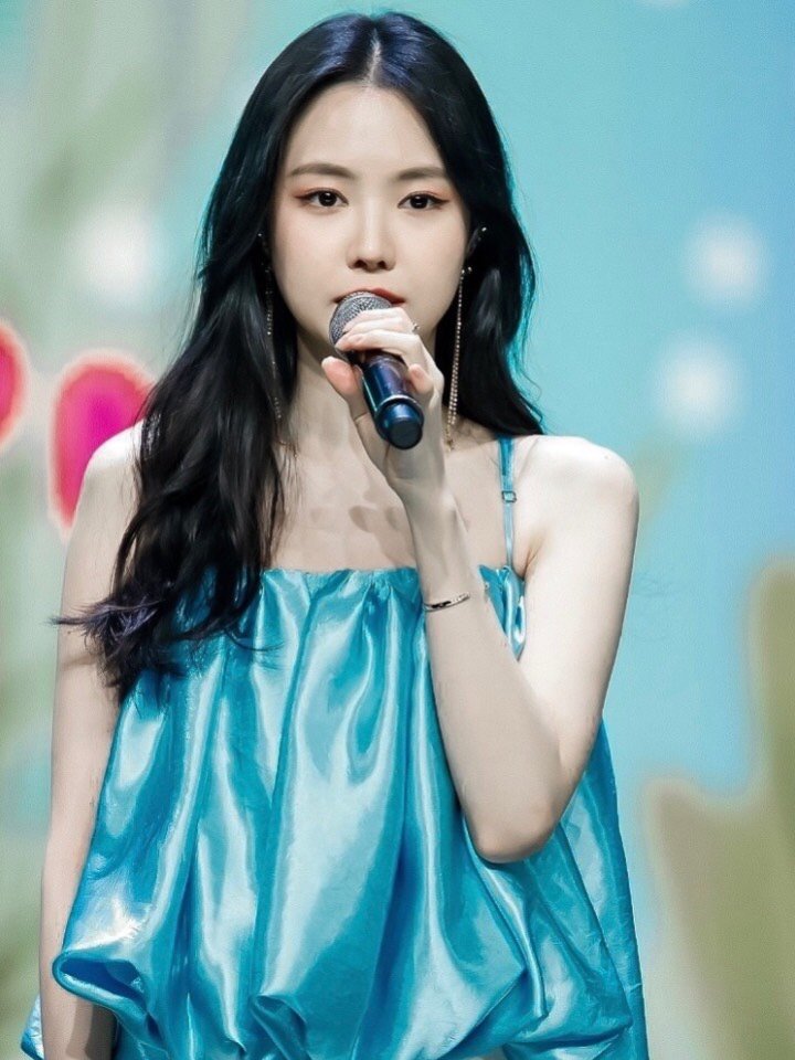 孙娜恩是apink门面担当,她是耐看型,可能也是因为近