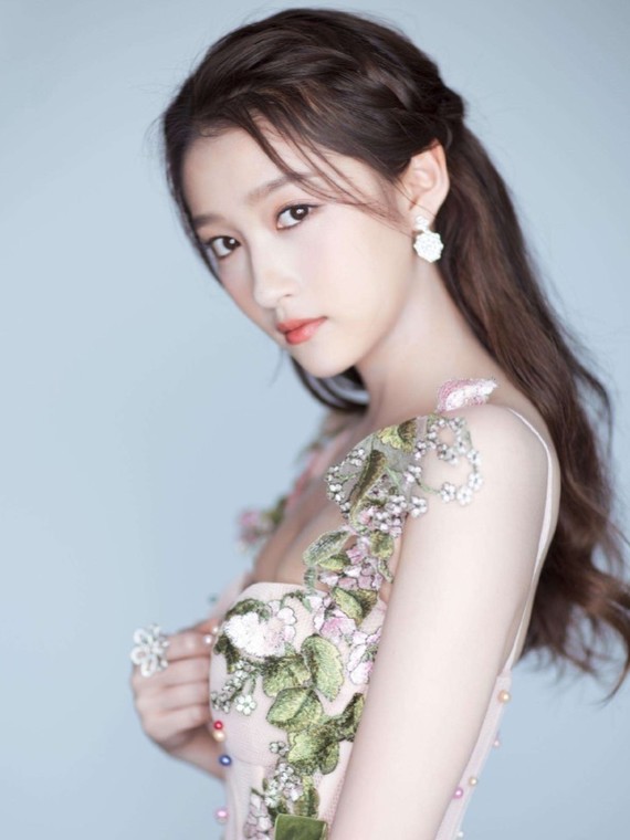 为什么关晓彤给人的感觉这么土?最近盛行的421里面_圈子-新氧美容整形