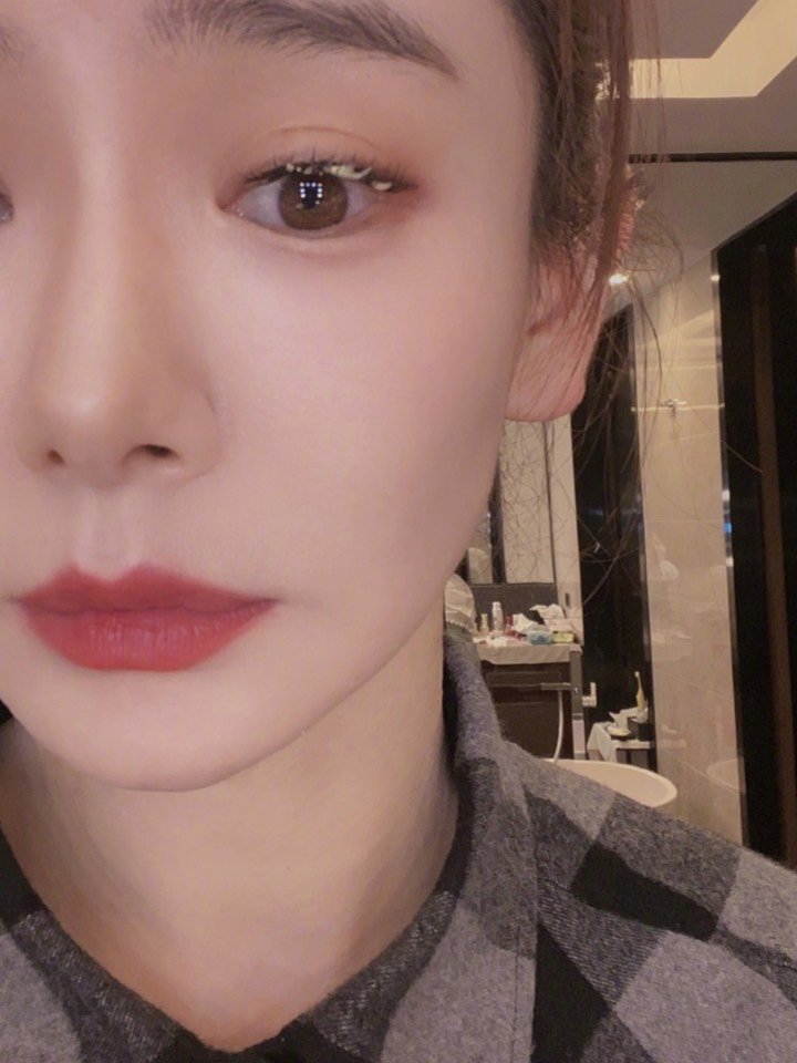 戚薇的双眼皮,做了很多年,仍然是痕迹比较明显的,只能通过浓妆才能