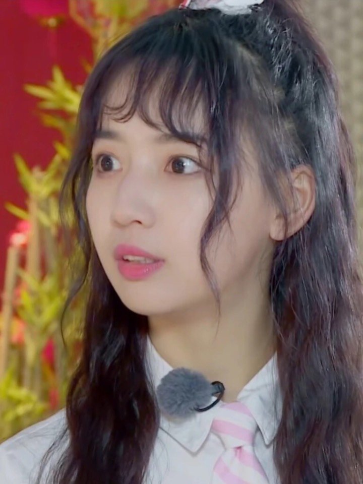 最近《创造营》火热播出,大家一定对"淡黄的长裙蓬松