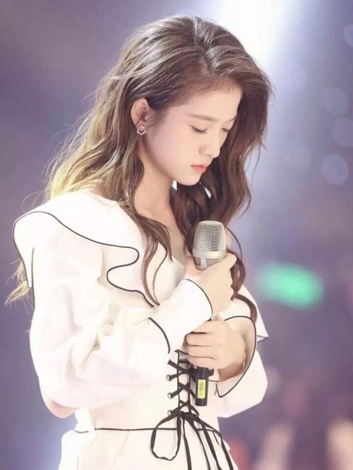 张雪迎做为95后小花,存在感比其他要低很多,也算童星出身,自带话题度