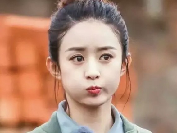 一提到#圆脸#的女明星,赵丽颖总是绕不开的名字.