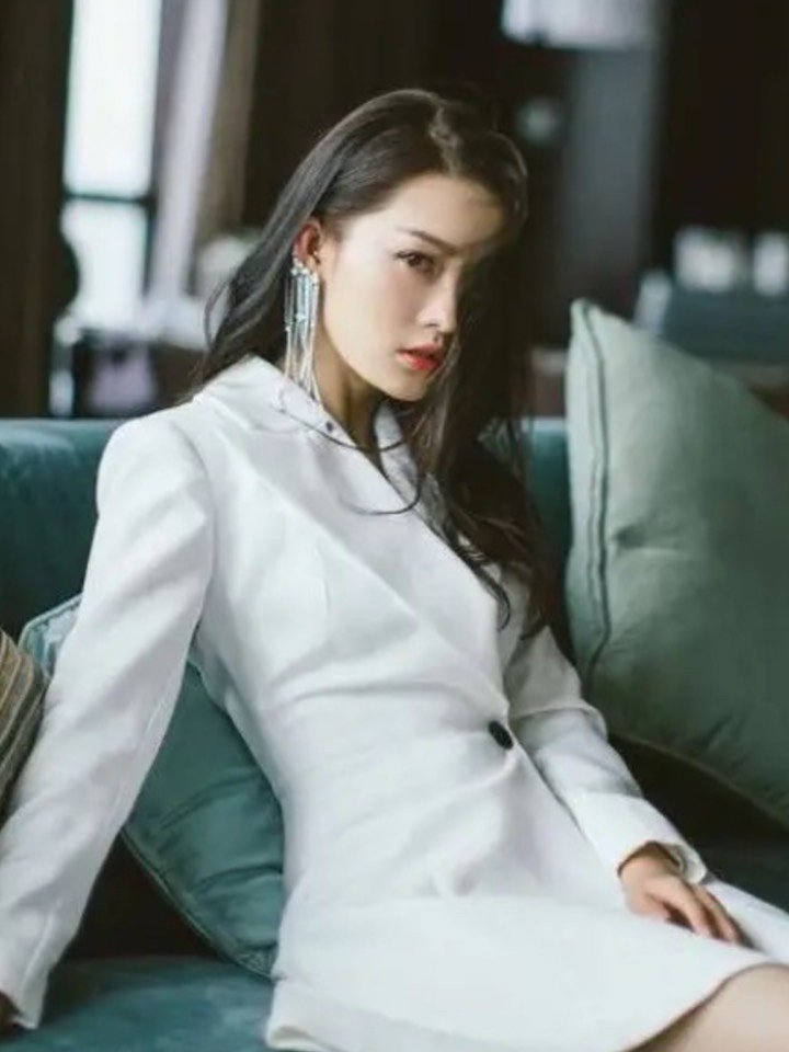 李沁穿个白色西装裙又a又飒,这样霸道的李沁你见过吗?