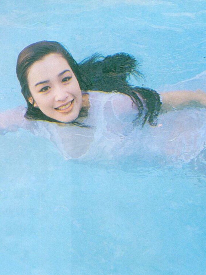 钟丽缇是混血儿,五官自带辨识度,身材丰满,前凸后翘,年轻时清纯的脸