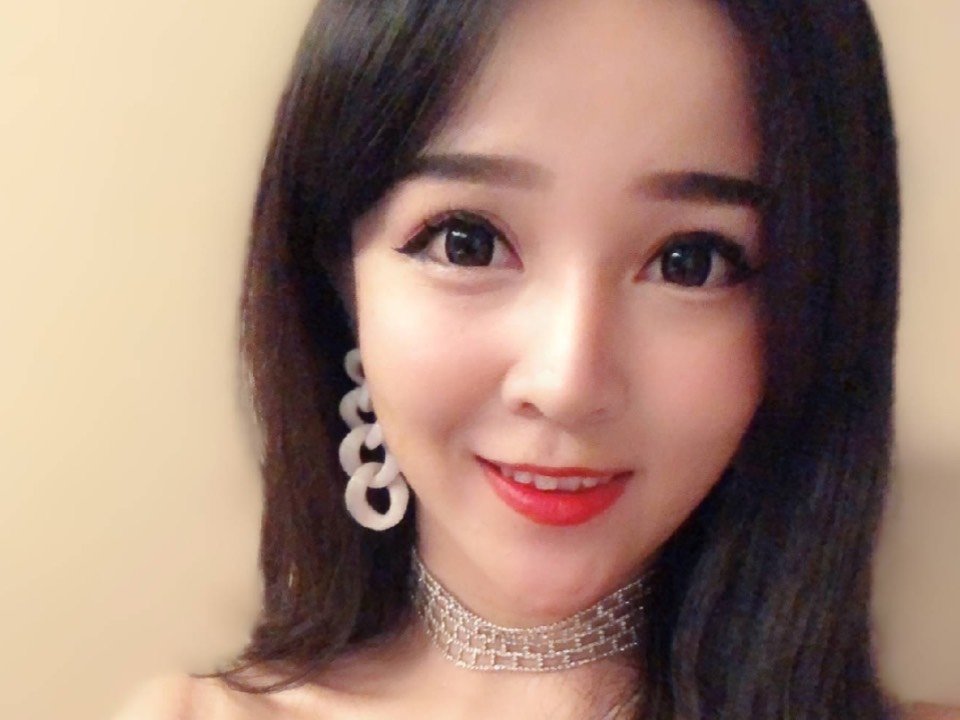 前段时间连麦被张继科丑拒的惠子现在又因为王思聪被推上热搜.