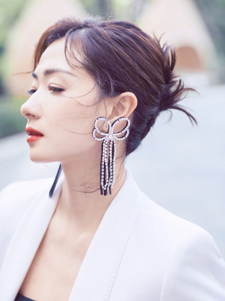 作为长相也是很有辨识万茜侧颜万茜鼻子万茜侧面万茜高马尾侧面万茜