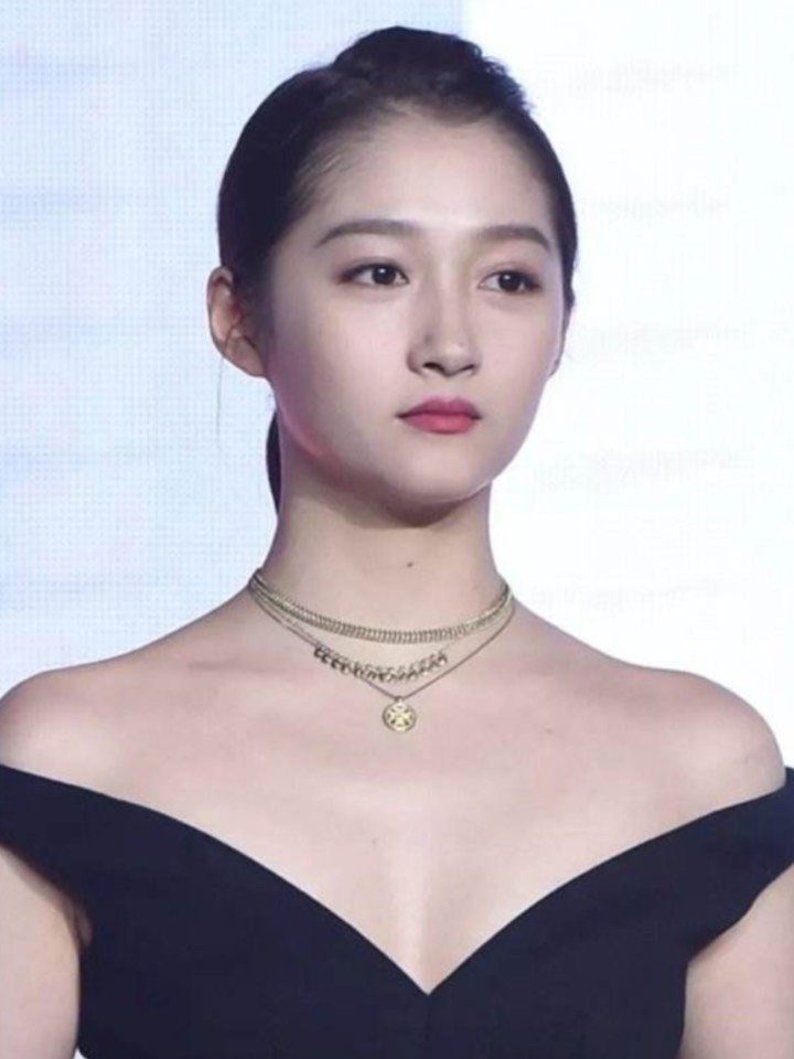 关晓彤用亲身反例告诉各位,宽肩短脖别这么穿