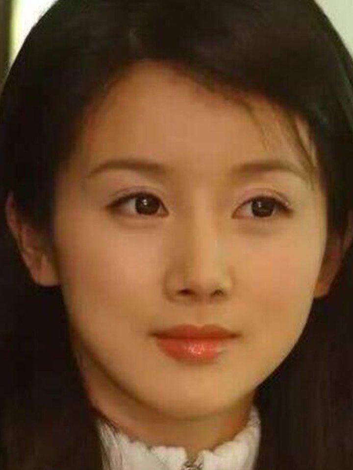 大家还记得孙菲菲吗?每次提到整容毁容的女明星都会提到她.