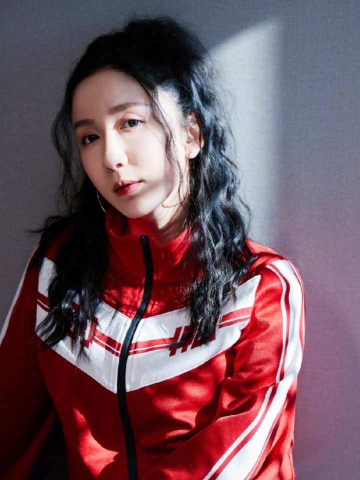 娄艺潇一开始就不是幼态显嫩的长相