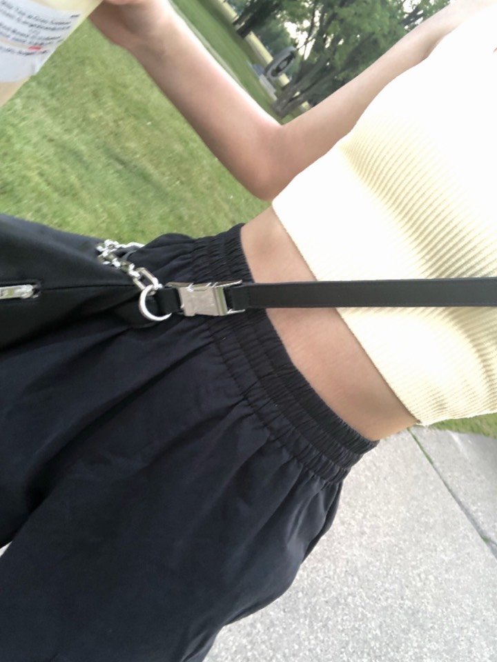 想要看到马甲线要做到两点: ①体脂率足够低(女孩子一般18以下噢) ②