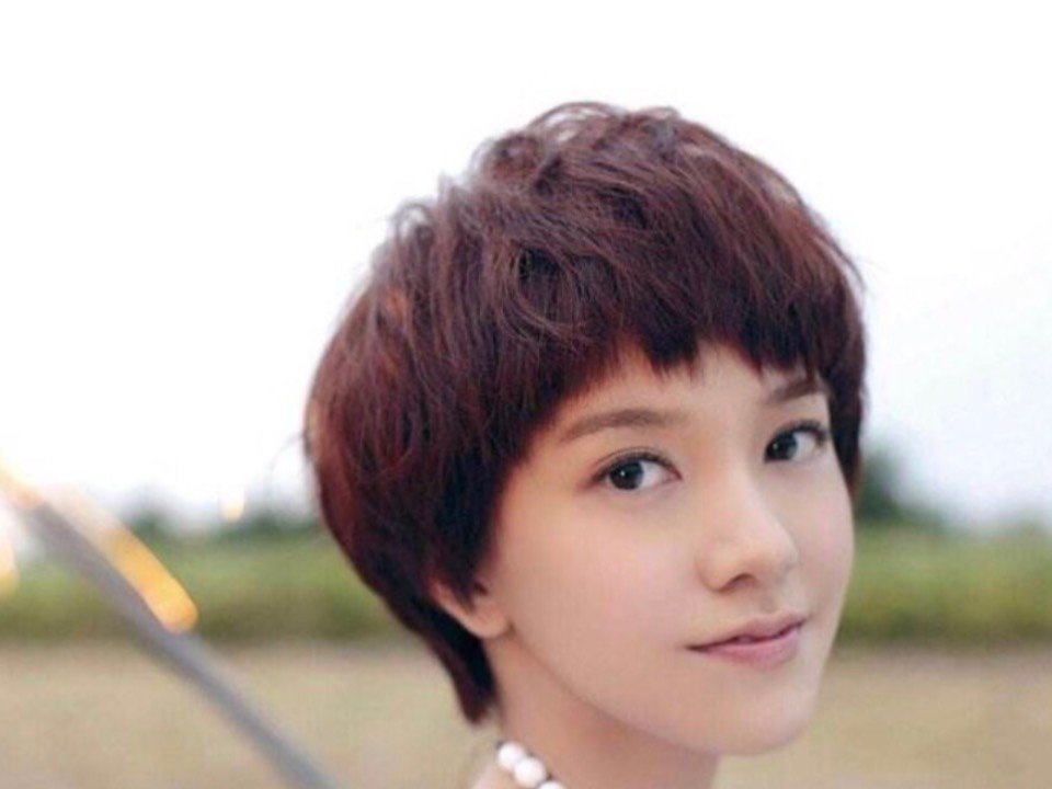 99干练的短发搭配颇有神韵的眼睛,郭采洁的星路一路顺_圈子-新氧
