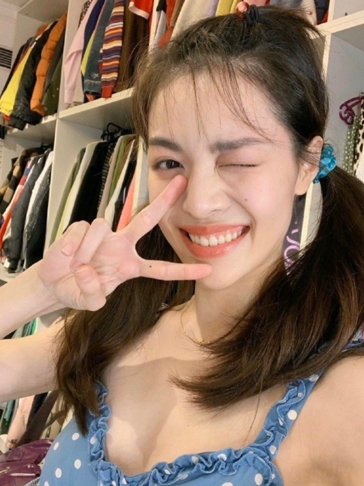 图二可以看出早期的钟楚曦,颧骨较高,下颌角线条方钝,两者搭配呈现出