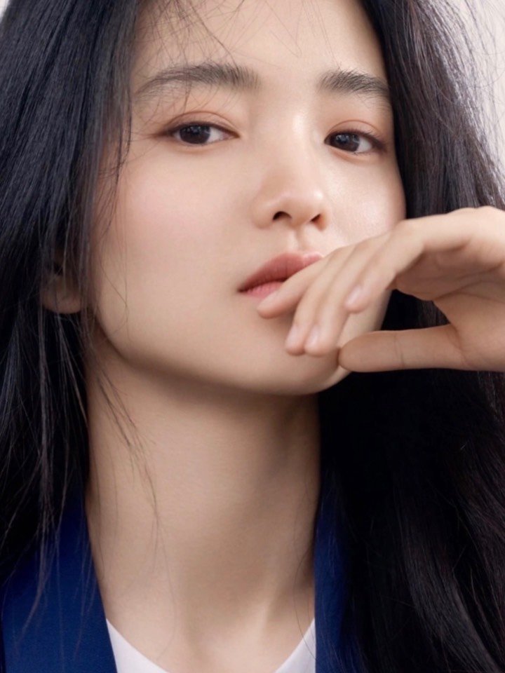 阿姨属于大干皮系列,就算是夏季也难逃化妆浮粉的问题