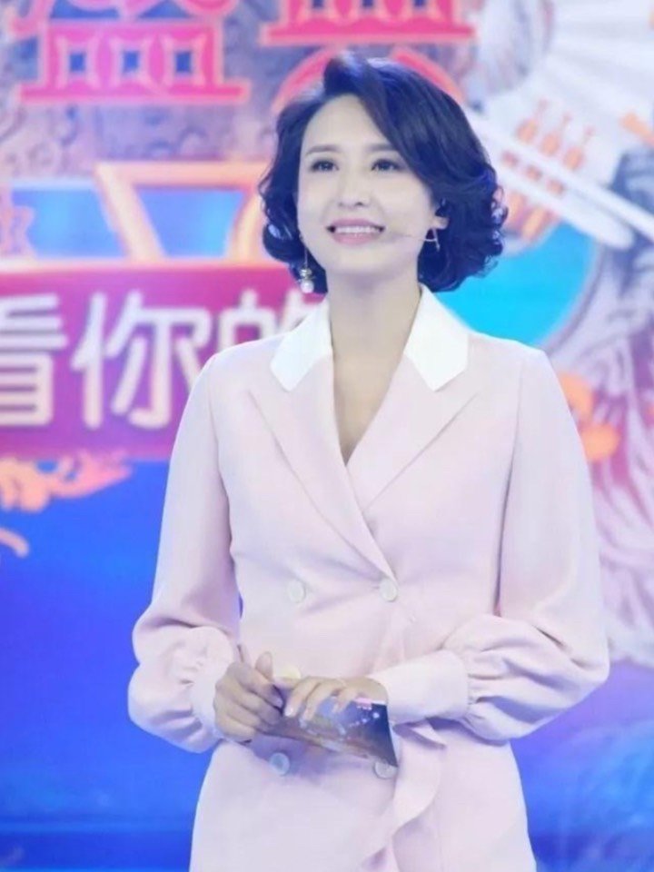 94999499張蕾是中央電視臺著名的女主持人,所以自然形_圈子