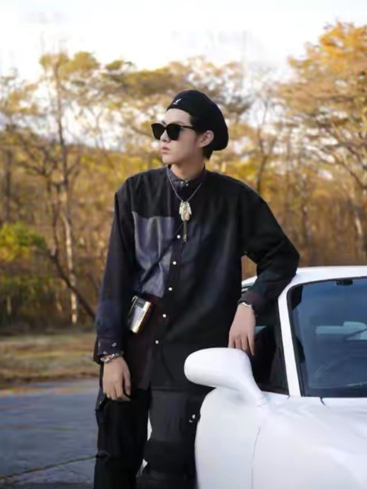 吴亦凡真是"时尚小王子"长款印花风衣配珍珠耳坠,前卫帅气