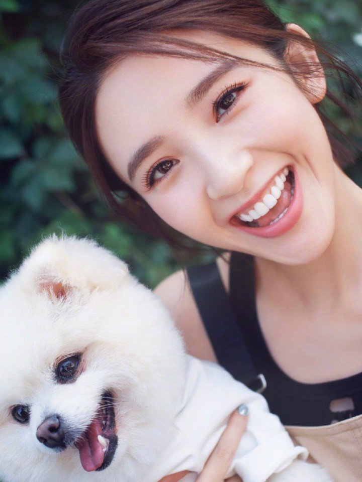 7815唐艺昕是公认的微笑女神～甜甜的酒窝笑起来,就像_圈子-新氧