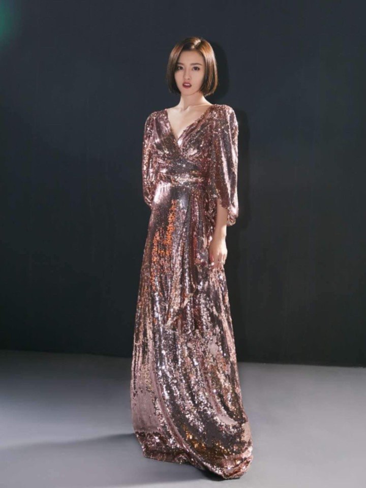 宋祖儿真会穿,v领礼服很有女人味,短发超有范儿