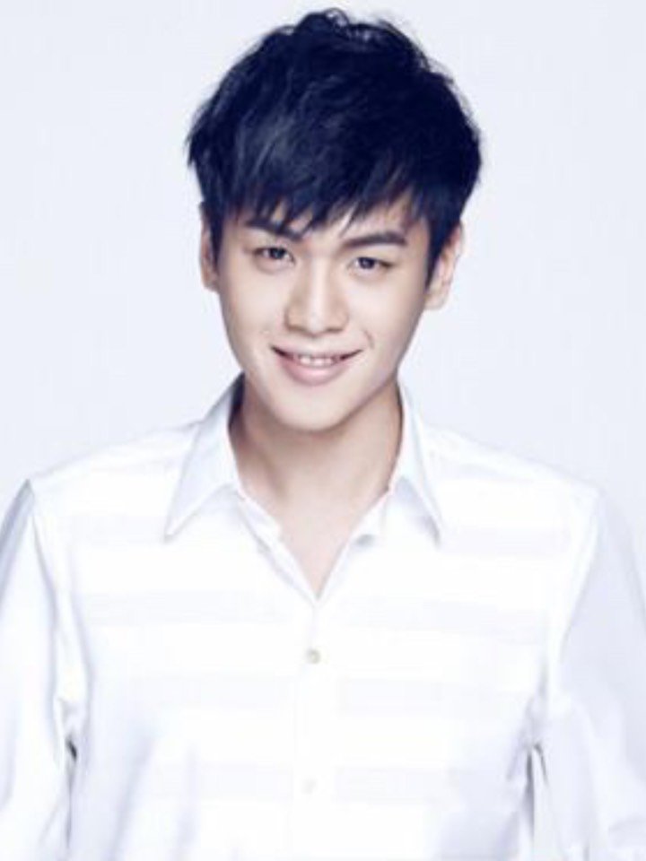 总结2020年流行男生发型推荐,时髦的露额偏分短发_圈子-新氧美容整形