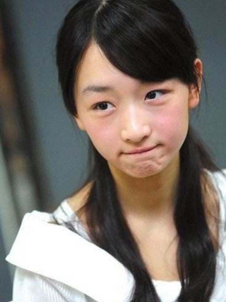 周冬雨刚出道的时候可以发现,五官没变化,但是整个人就是美了蛮多,很