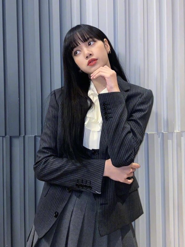 就是常说的肉肉脸 2而且lisa的面部比例是上庭宽,中下庭短