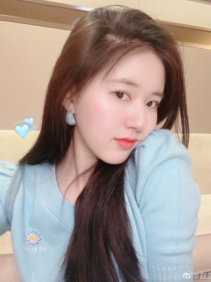 新晋元气圆脸女神赵露思