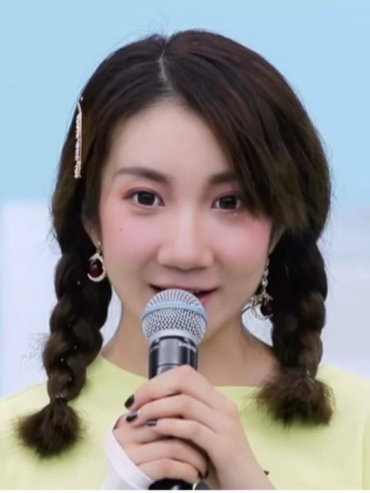 和青你中的其他成员相比,乃万的颜值是排不到前面的,能受到如此喜爱