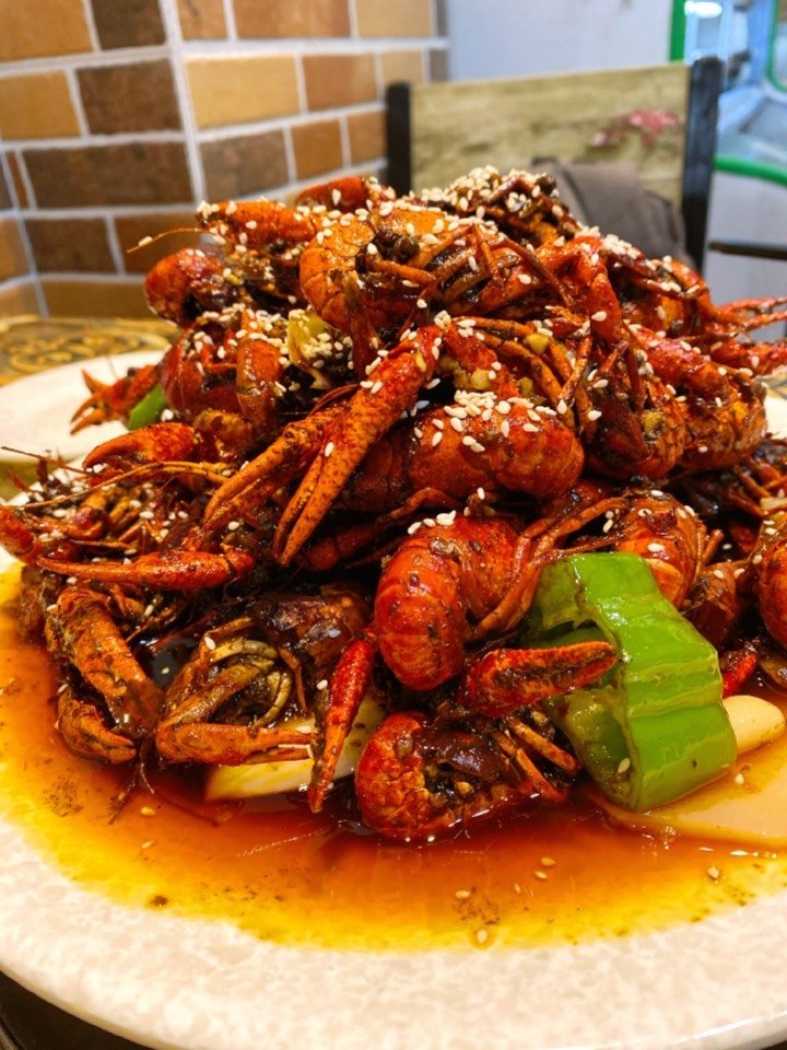 网红美食打卡小龙虾