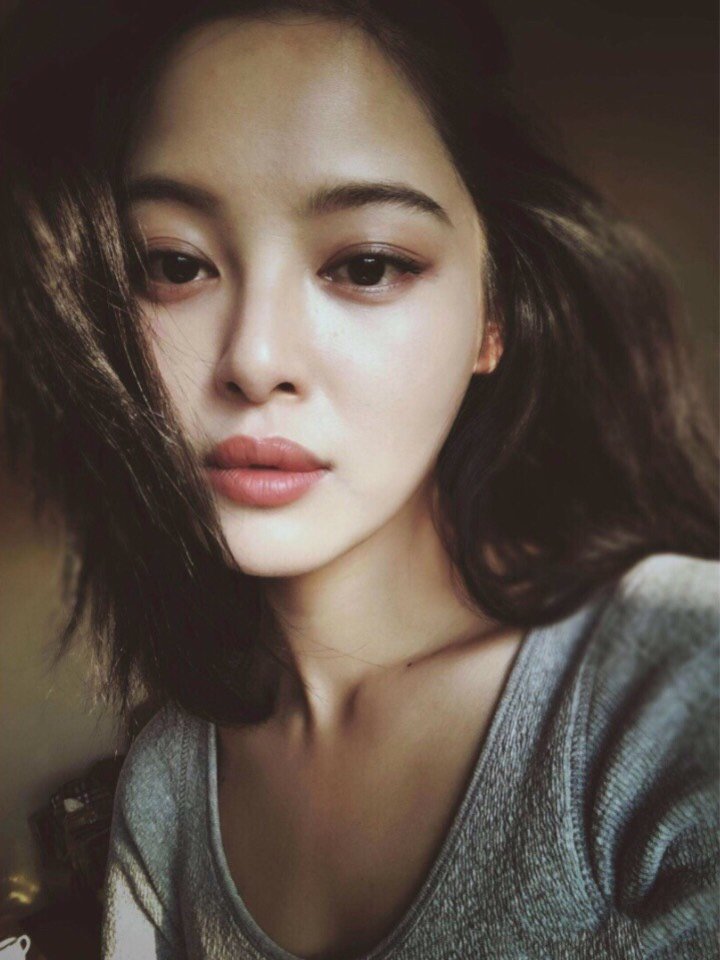 最爱丰唇的还是国外的明星了,不过我们今天就来讲一下泫雅的厚嘴唇