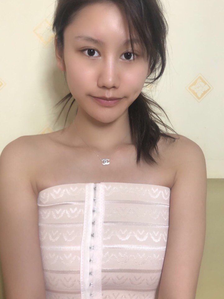 也没太在意,直到自己工作了开始发现小平胸很多漂亮的裙子都穿不了,加