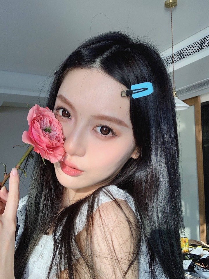 如果问,谁将纯欲风玩得出神入化的最好,那么我一定把这票投给彭王者.