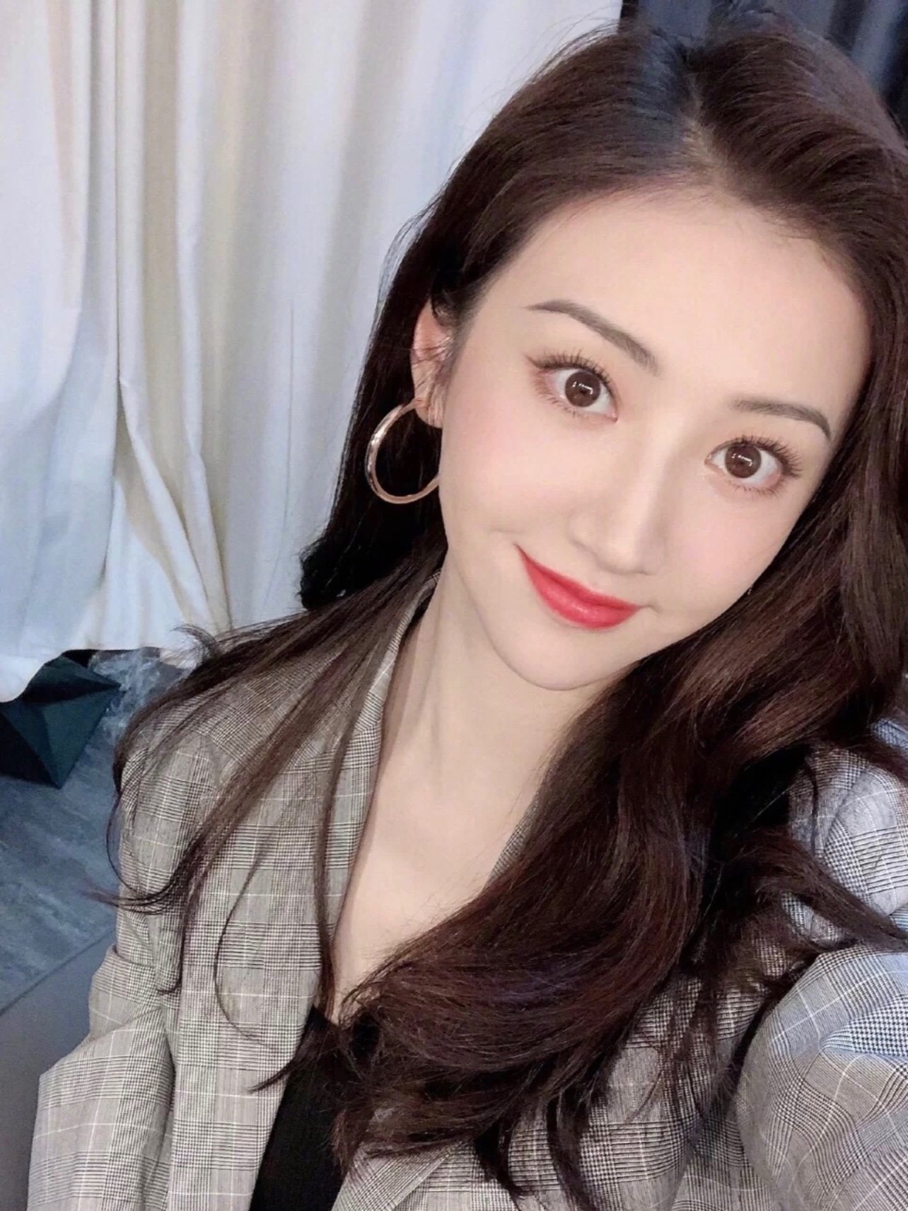 景甜把双眼皮修窄了,像换了个人似的.