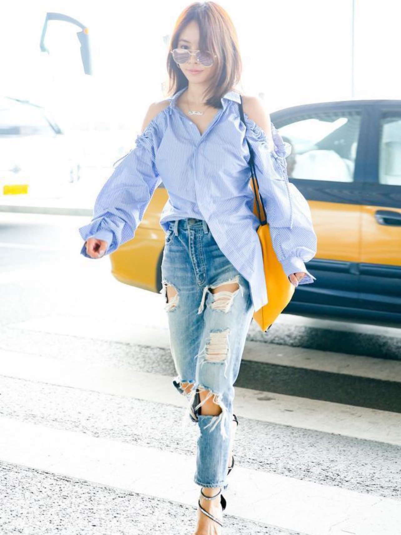 最近露肩装火了柳岩用粉色一字肩搭配牛仔裤甜美又性感