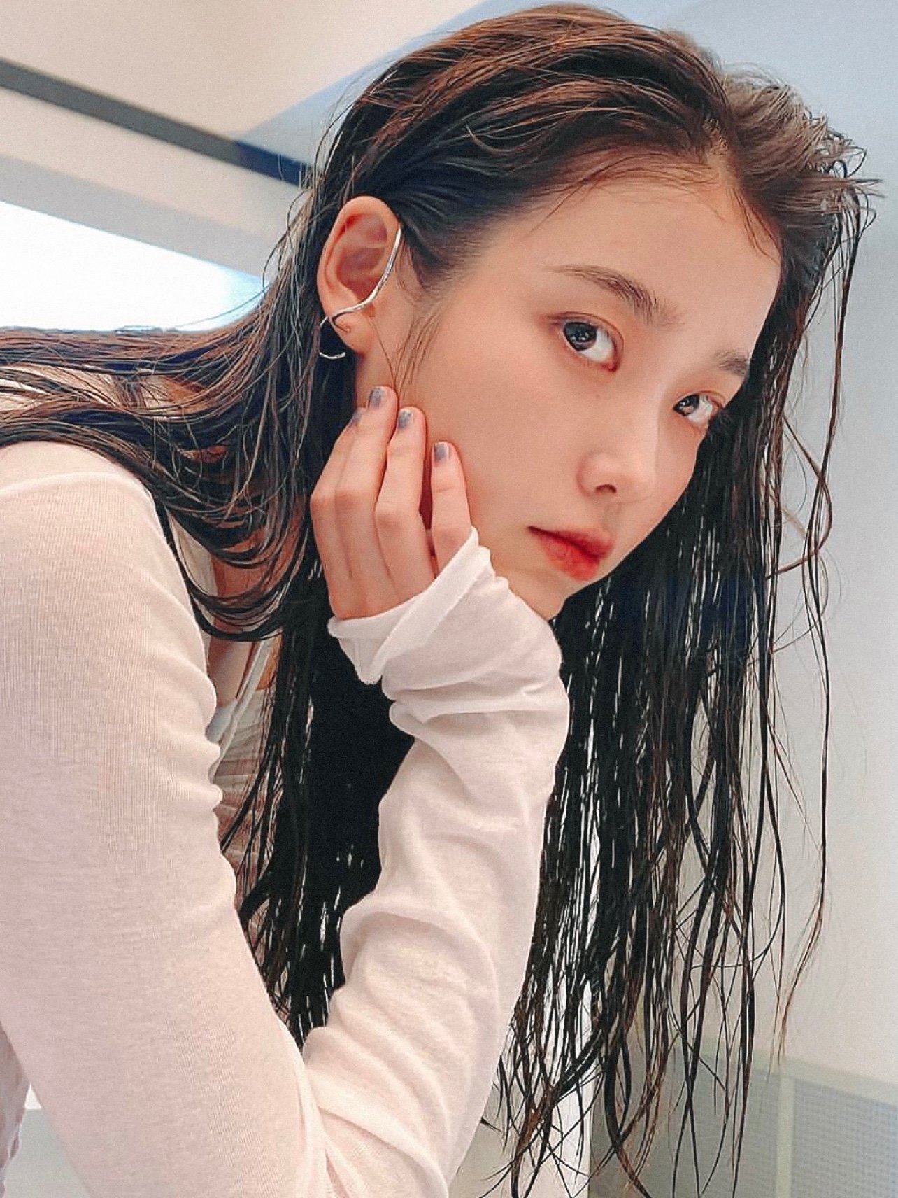 iu不论在韩国还是在海外,都深受观众喜爱,唱歌演戏样样精通,颜值爆棚