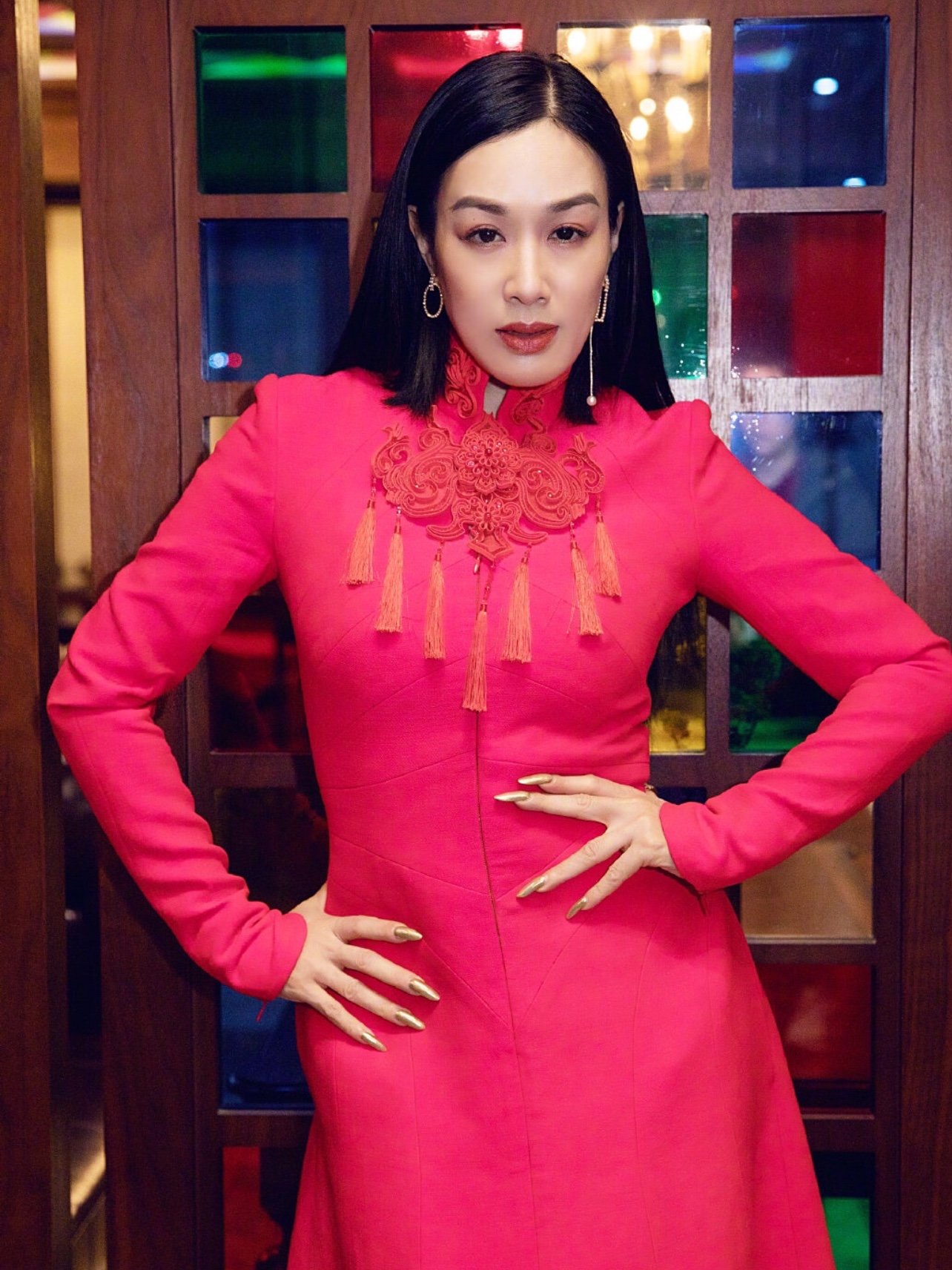 我却被钟丽缇那身亮闪闪的演出服惊艳了,敢这么穿,身上不能有一丝多余