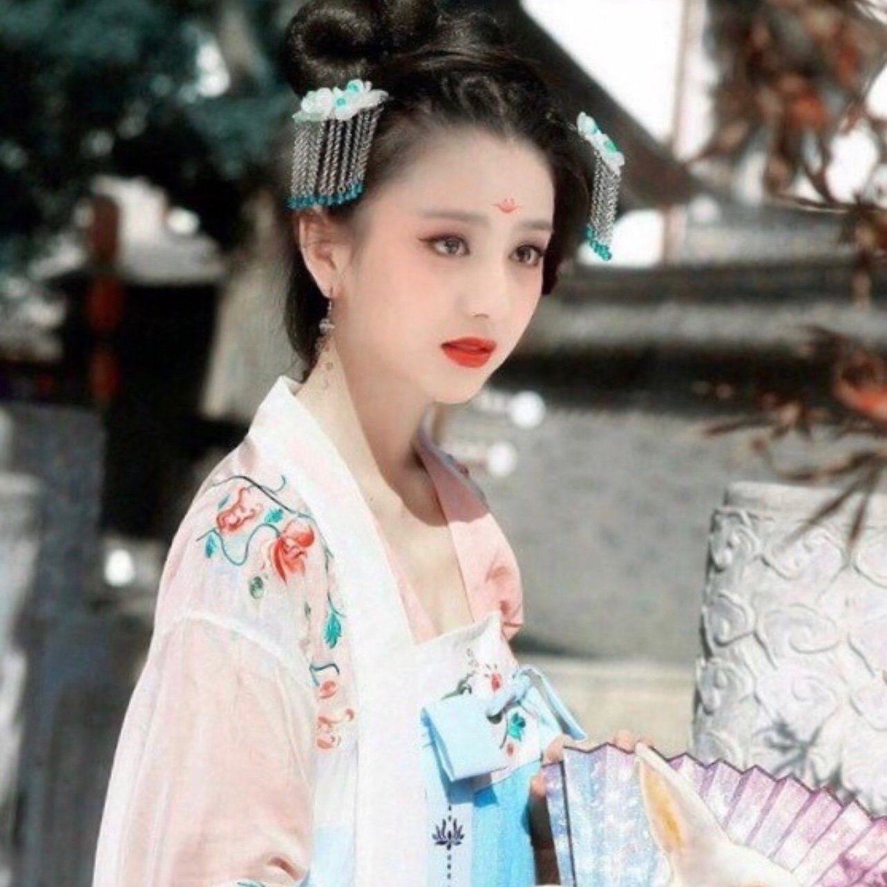 中人走出,惊艳了岁月 近日,佟丽娅工作室分享一组佟丽娅穿古装的美照