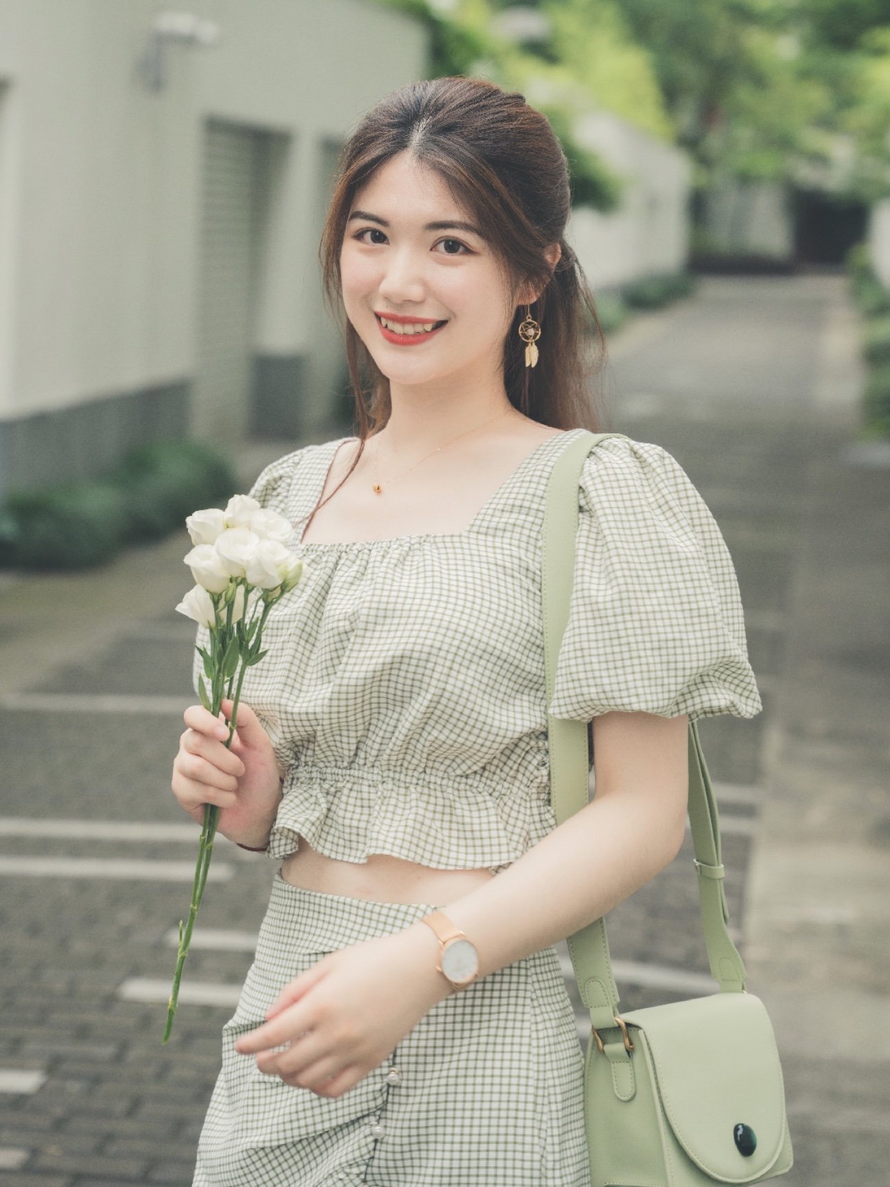 hello大家好,我是饭饭,170/120的微胖女孩